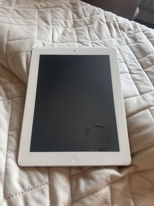 Планшет фирмы Apple и телефон Xiaomi