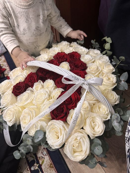 Цветы от Desso Продам 51 свежую розу в корзинке.