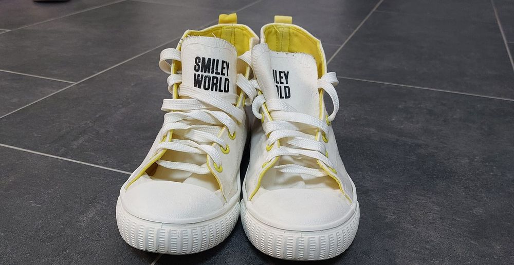 Vănd bascheți SMILEY WORLD, marimea 40, purtați dar în stare bună, preț 60 lei.