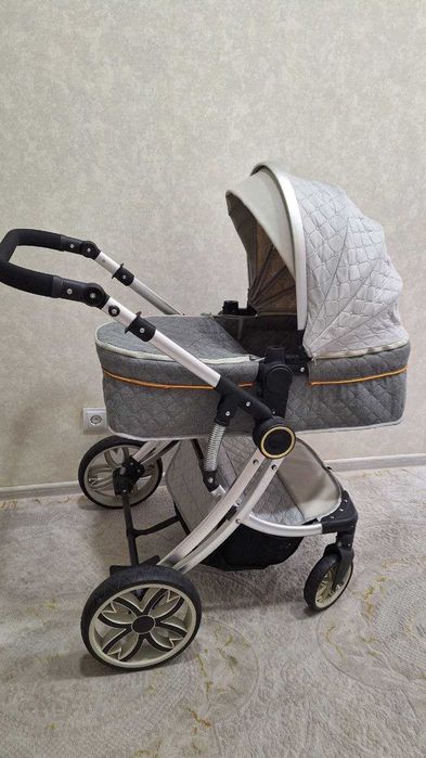 Детская коляска в отличном состоянии чистая