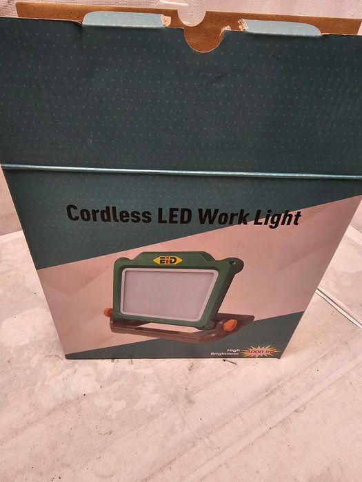 Proiector LED de lucru tip "Cordless" (fără fir), marca EID, conceput pentru a fi utilizat pe șantiere, în ateliere sau în garaje.