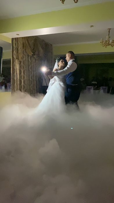 Fum vertical si greu pentru dansul mirilor