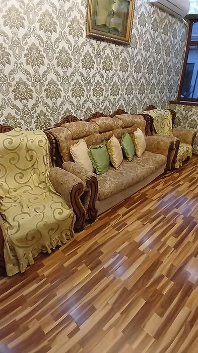 Диван красивый удобный.