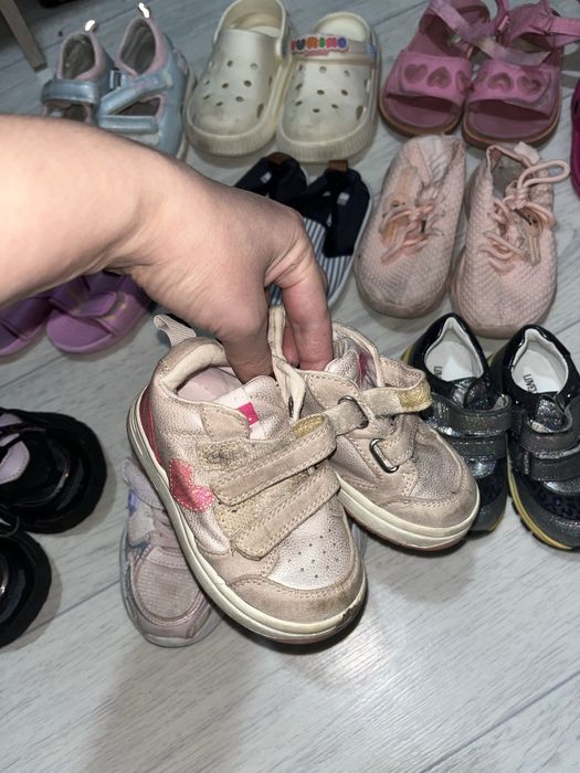 Отдам обувь детскую