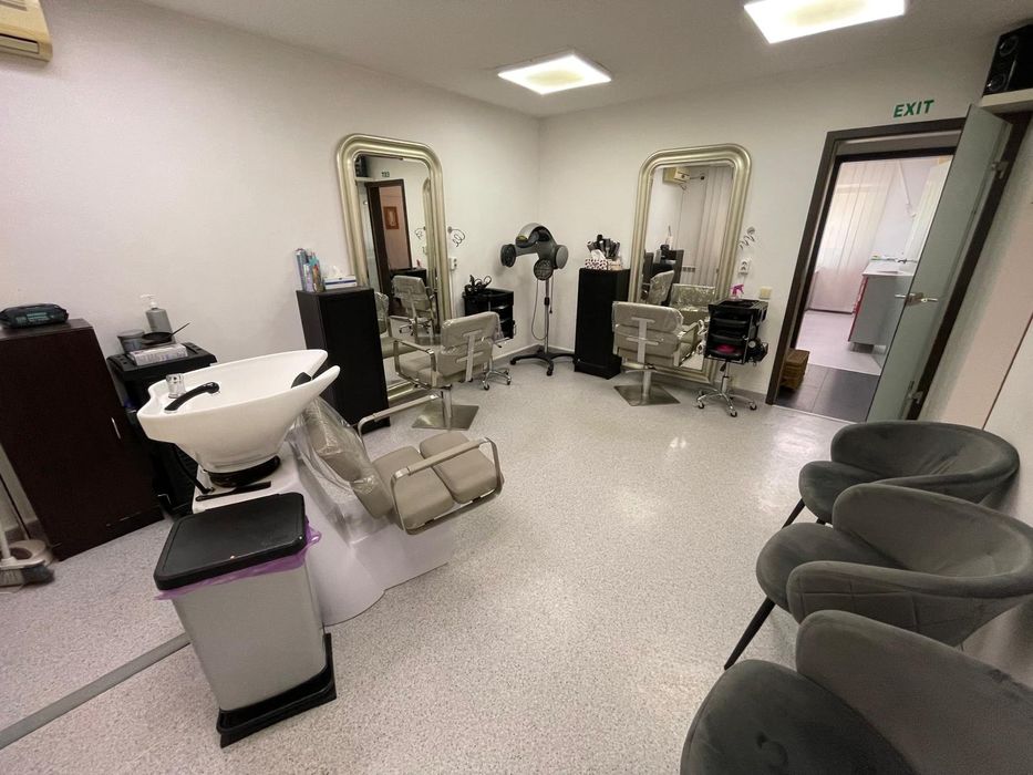 Ofer spre inchiriere cabinet cosmetica/makeup