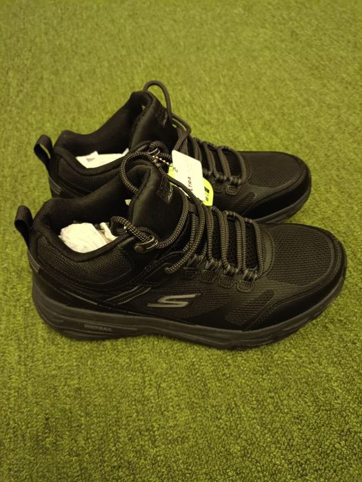 Продам кроссовки Skechers.