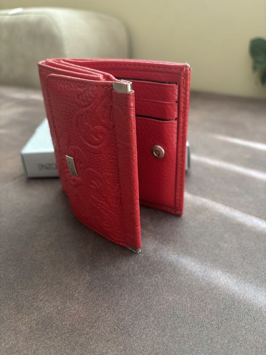 Малък червен портфейл от естествена кожа