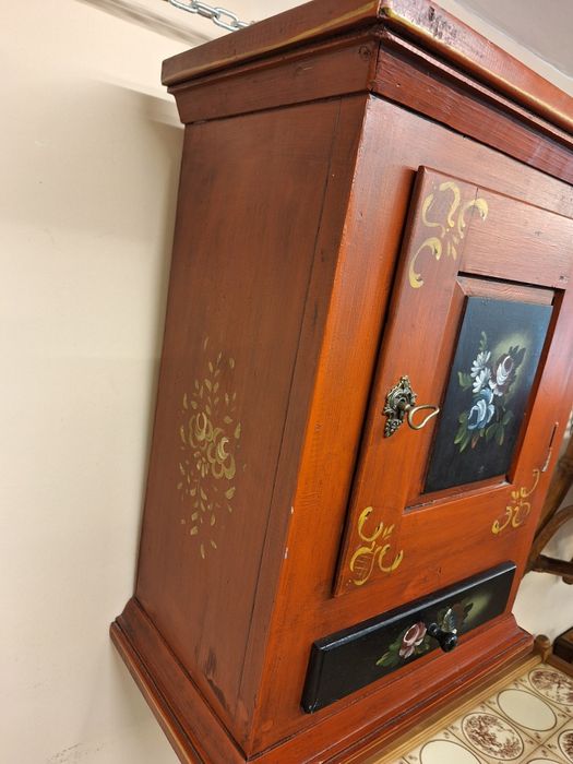 Шкаф за стена ръчно изрисуван