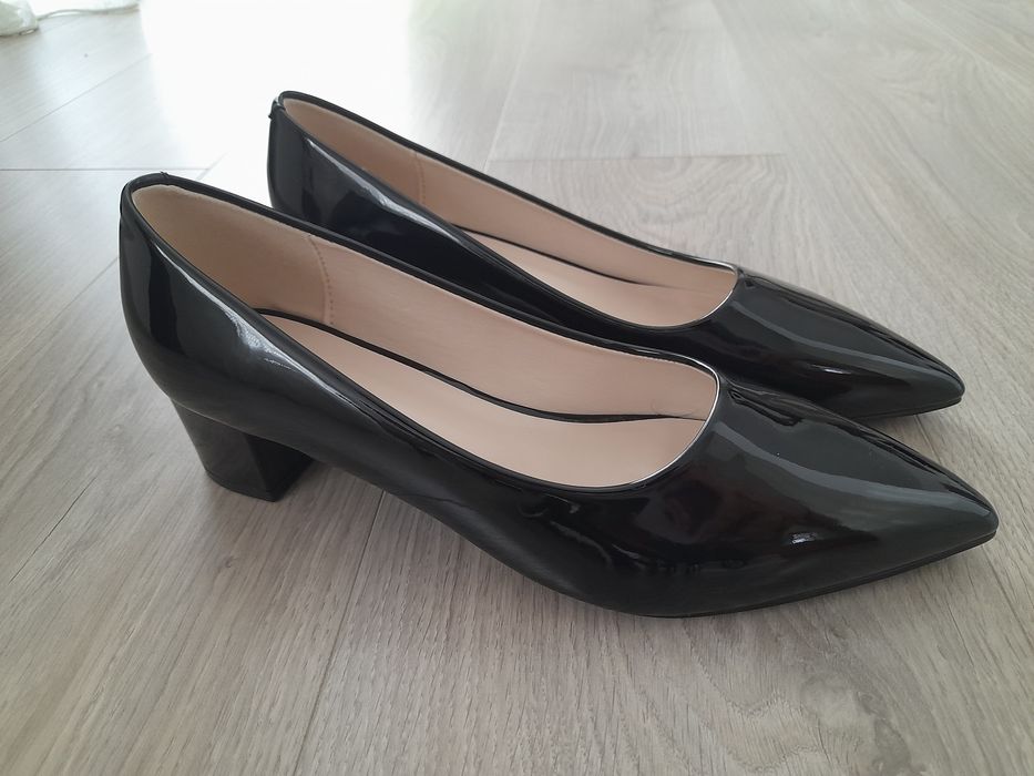 Pantofi marimea 39, noi