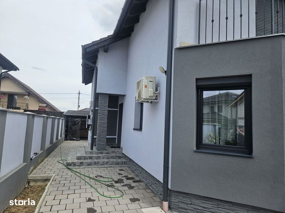 Casă Modernă cu Sistem Fotovoltaic – Rontău