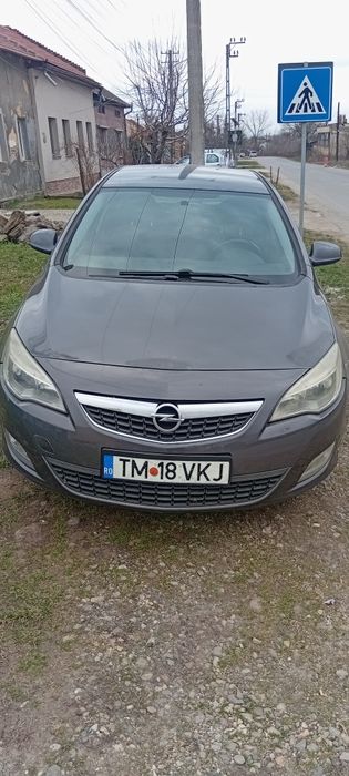 Vind opel astra j motor 1,4 benzina  functioneaza foarte bine .