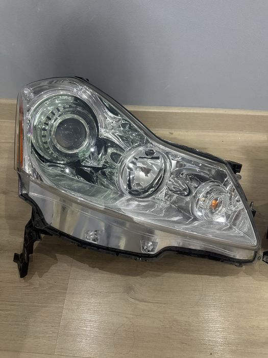 Фары на Nissan Fuga