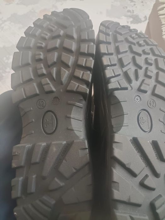 Продам мужские ботинки