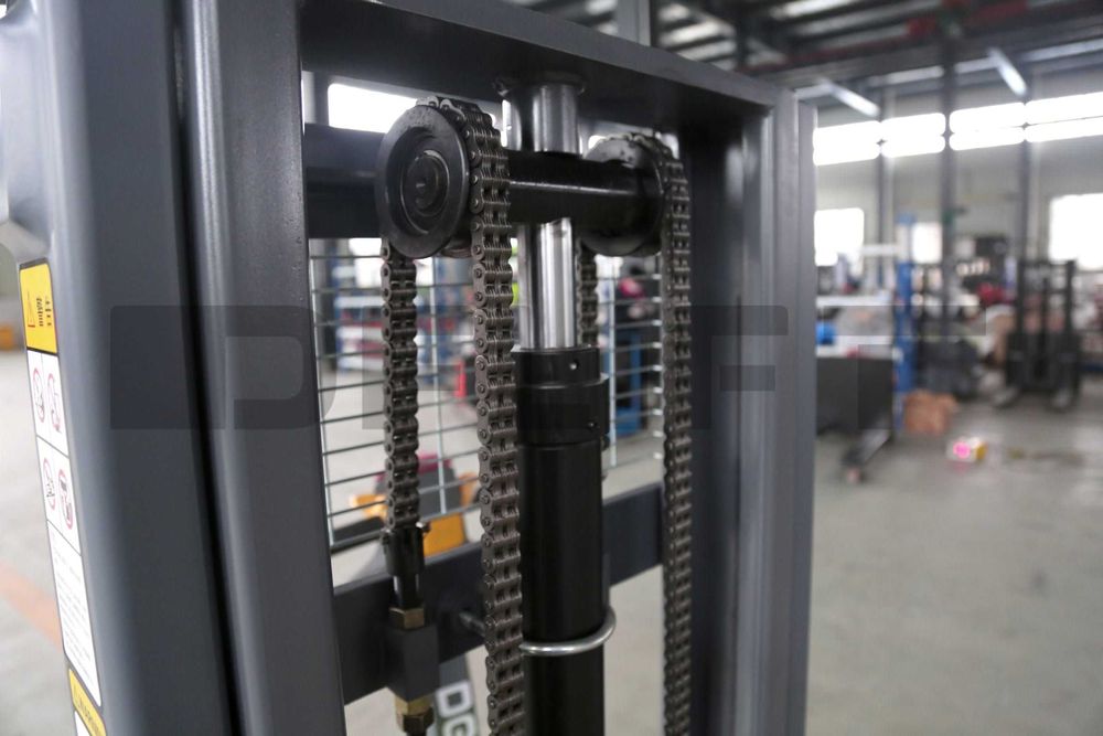 Электрический штабелер Грузоподъемность: 1500 кг Высота подъема: 3,5 м