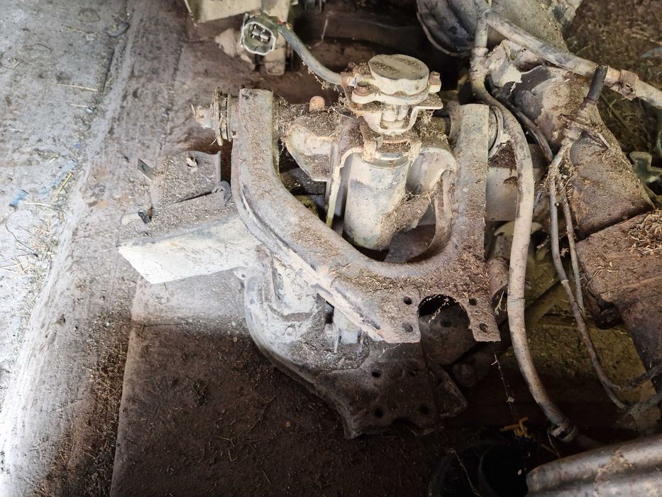 Vând diferite piese de Daihatsu Feroza