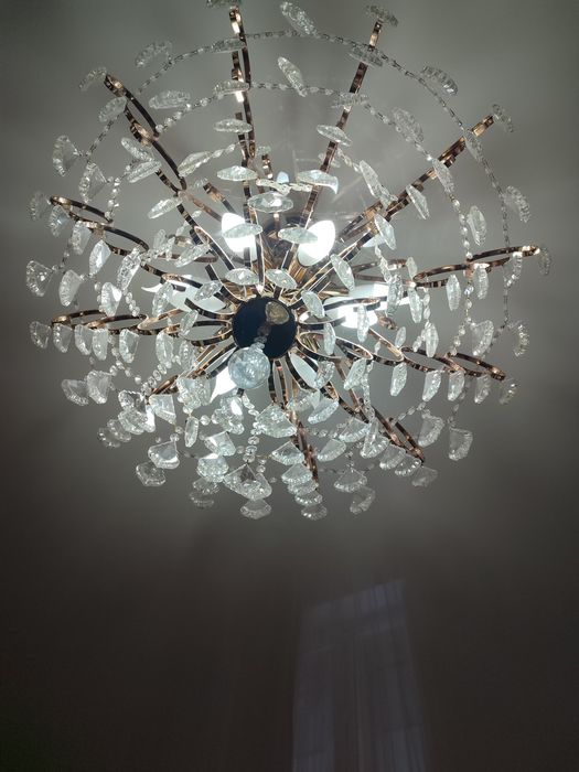 Люстра.8 лампалы..