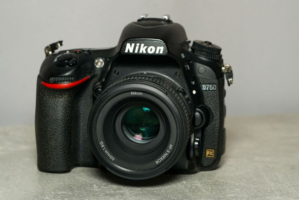 Nikon D750 + 50mm f/1.8G + 2 батерии (Едната НОВА!)