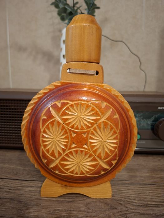 Plosca veche din lemn, cu interior din sticla.  Nu a fost folosita!