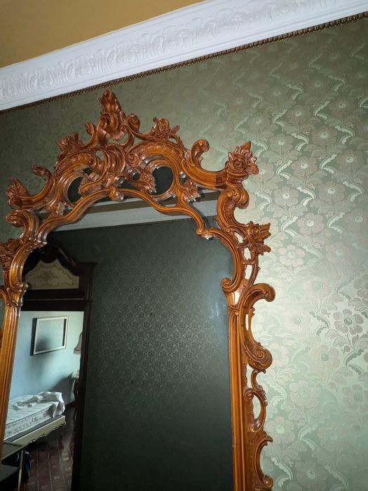 Consolă cu oglindă în stíl clasic baroc, realizată din Lemn masiv bogat sculptat manual, cu blat dín marmură naturală. Set impunător şi rafinat