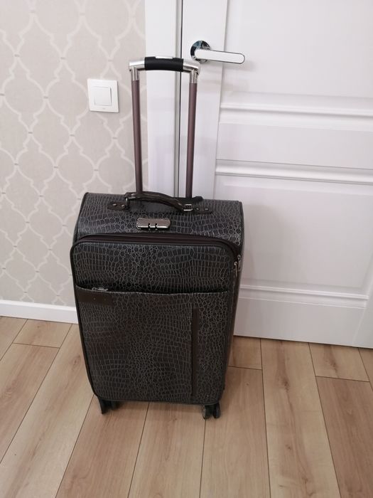 Продам средний чемодан.