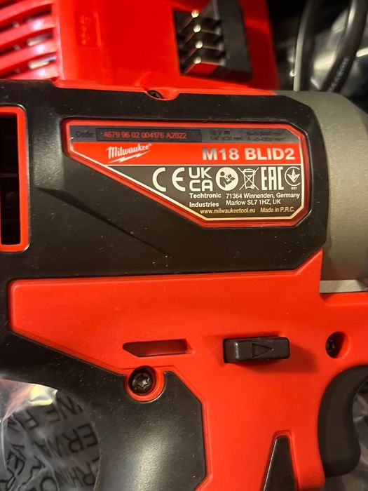 Без батерии - Безчетков Milwaukee комплект M18BLPP2A2-502X Две батерии