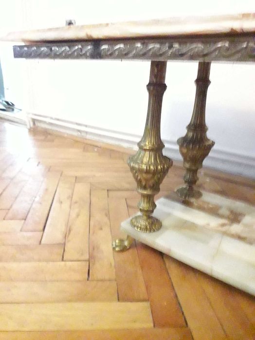 Masa dreptunghiulara cu blat onix si picioare din bronz