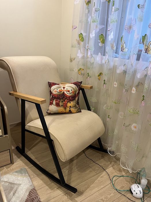 Люлеещ стол цвят крем