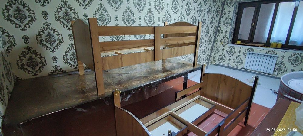 Стол и стулья на 12 мест, а также двухъярусная кровать.
Shuni ruschaga