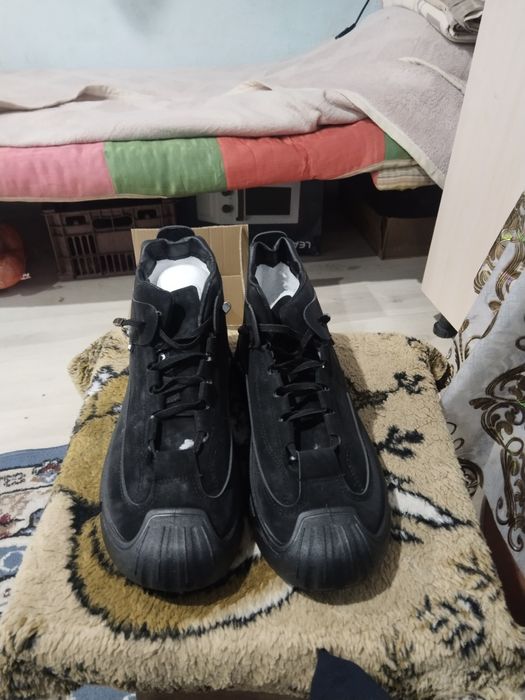 Продам кроссовки демисезонные 42р.