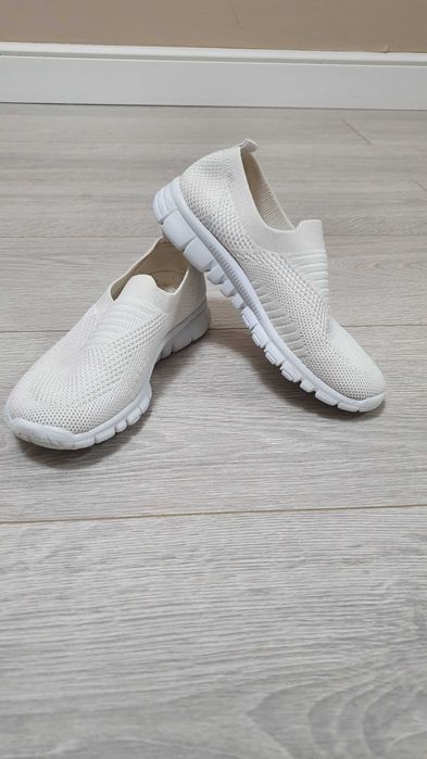 Продам кроссовки для девочки