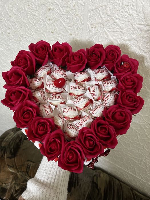 Aranjament dulciuri si trandafiri de sapun pentru dragobete si martie