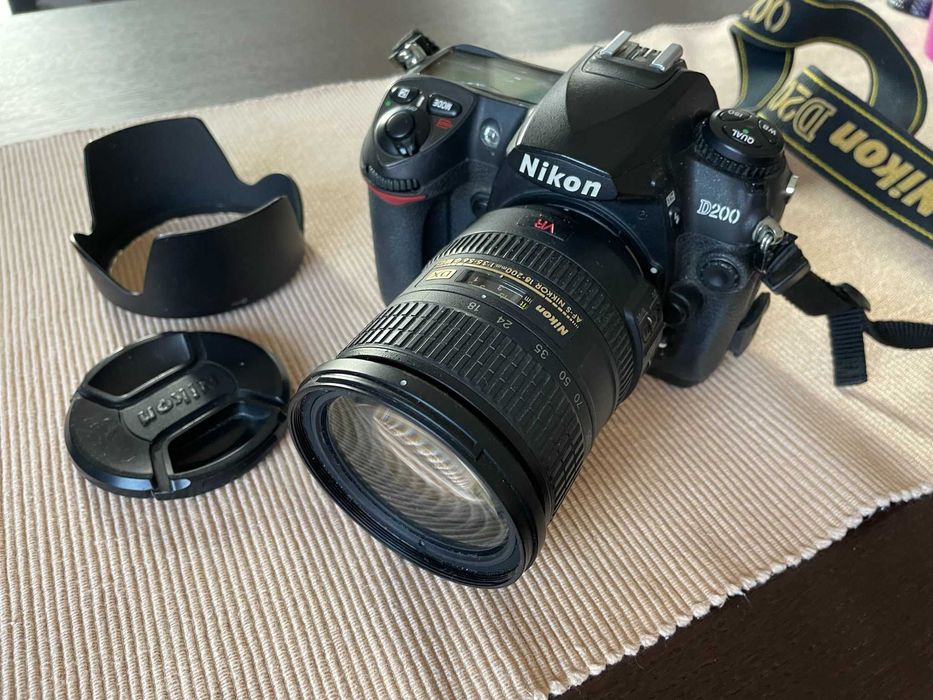 Фотоапарат Никон Nikon D200 с обектив Nikon AF-S DX NIKKOR 18-200mm