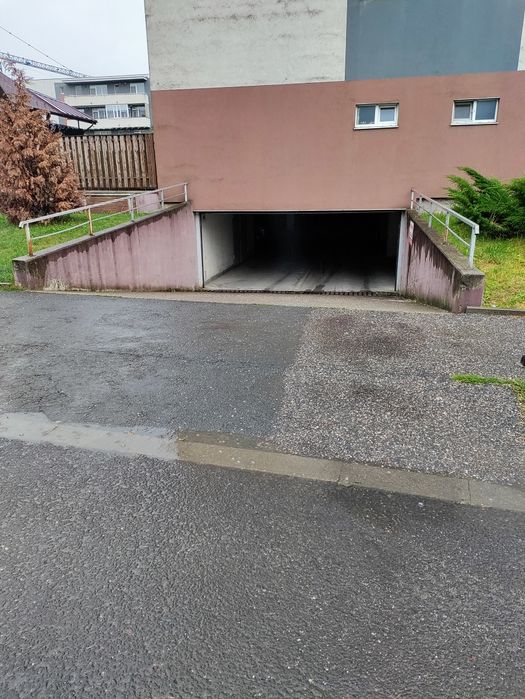 Închiriez loc de parcare subterană