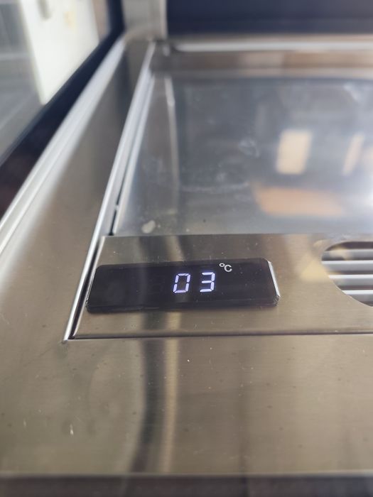 Хладилна витрина Polar