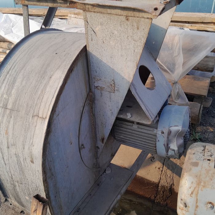 Вытяжка движок мощный 3 фазный 380вольт  2 шт