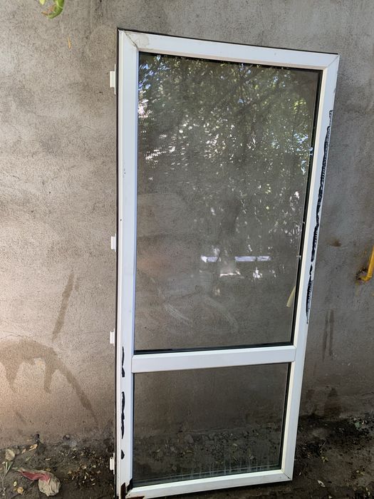 Продам пластиковую дверь со стеклом!