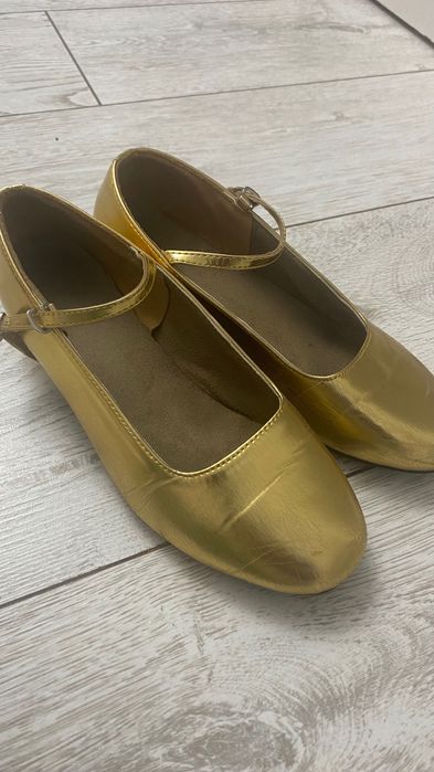 золотистые туфли