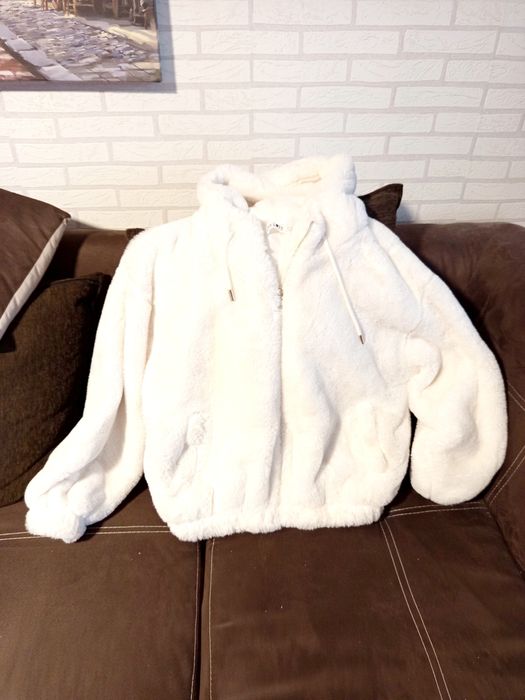 Бяло зимно пухкаво яке с подплата и  качулка