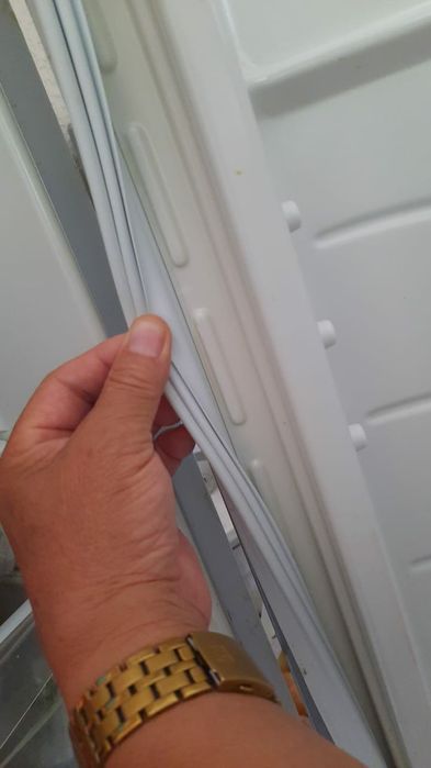 Уплотнитель двери холодильника