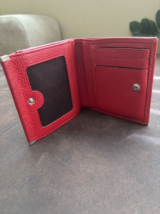Малък червен портфейл от естествена кожа