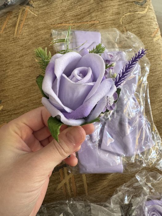 Лилави бутониери и комплект вратовръзка кърпичка и маншетни копчета