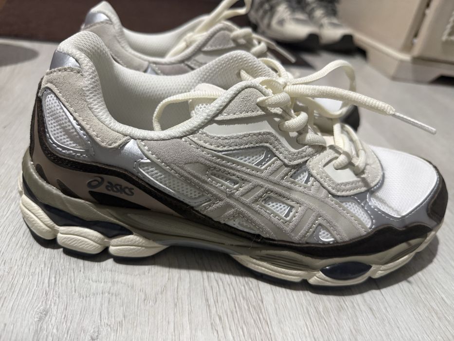 Новые обувь asics