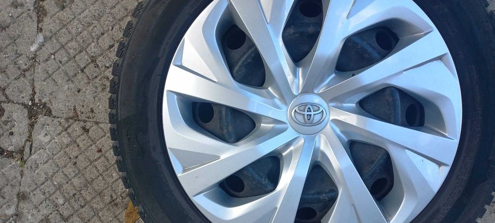 Зимни гуми Bridgestone с железни джанти и оригинални тасове за Тoyota Corolla