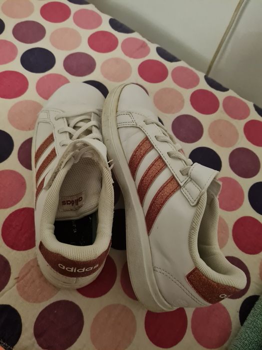 Adidasi adidas fete