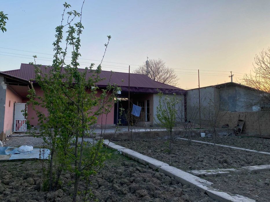 ҳовли сотилади. Спутник томонда