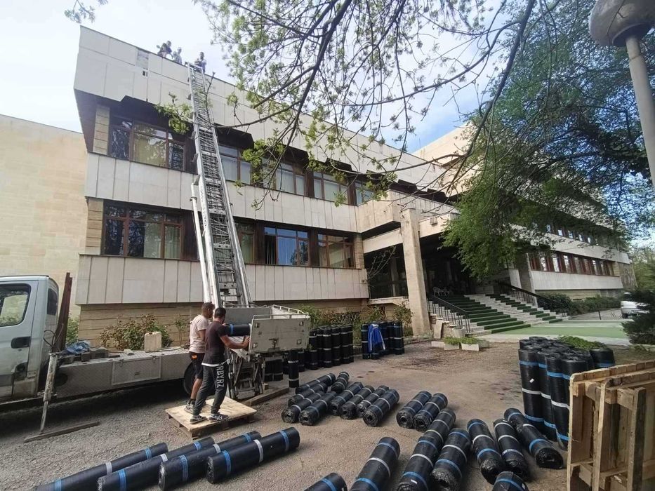 Качване и сваляне на строителни материали със строителен асансьор