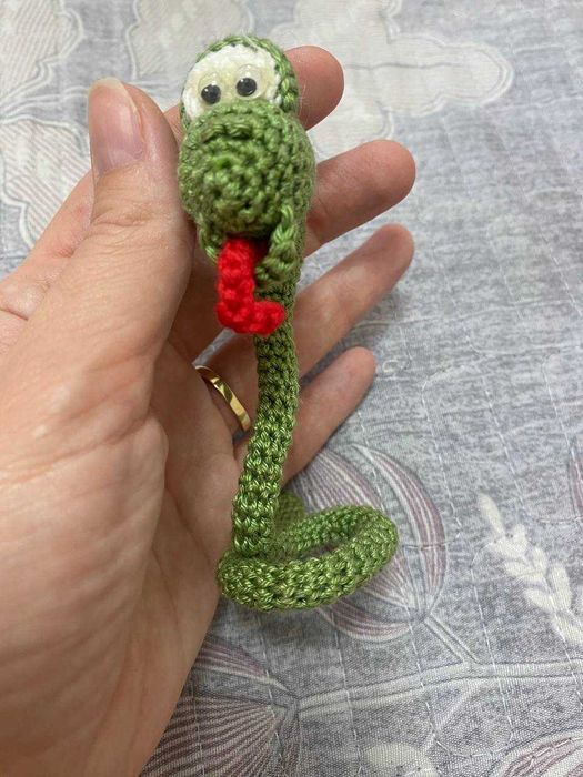 Вязаная игрушка Змейка