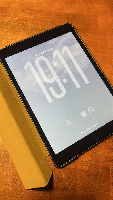Vând iPad (9th generation) 2021 stare foarte bună