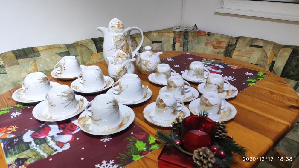 Ръчно рисувани сервиз за кафе и чай