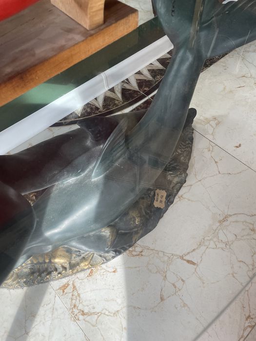 Masa sculptata delfini